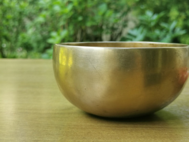 Kleine traditionelle Klangschale | ca. 12cm / ca.350g / matt-gold / handgefertigt)